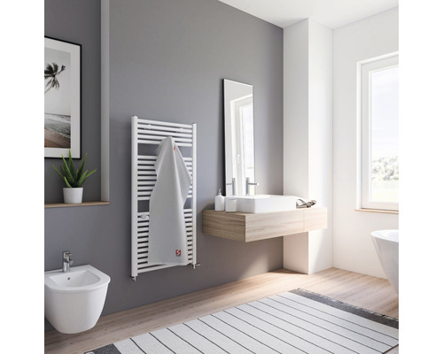 Modernes Badezimmer mit Handtuchheizkörper, Waschtisch und Bidet