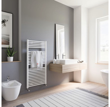 Badezimmer mit Handtuchwärmer, Waschtisch und Bidet
