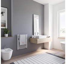 Badezimmer mit Handtuchwärmer, Waschbecken, Spiegel und Bidet