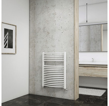 Salle de bains moderne avec sèche-serviettes blanc au mur