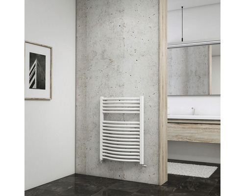 Salle de bains moderne avec sèche-serviettes blanc au mur