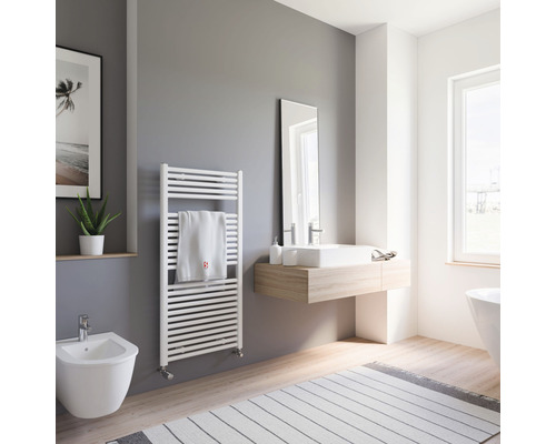 Salle de bain moderne avec sèche-serviettes, lavabo, miroir et bidet