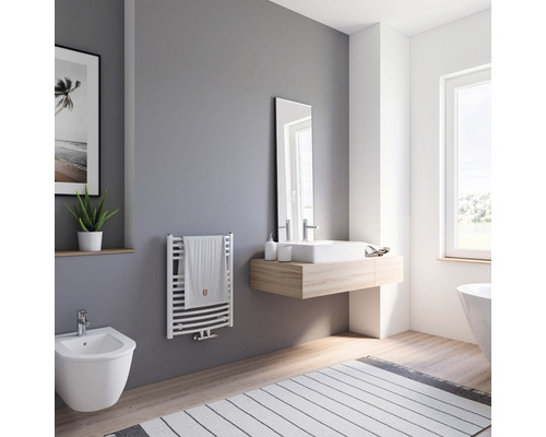 Salle de bain moderne avec sèche-serviettes, lavabo et bidet