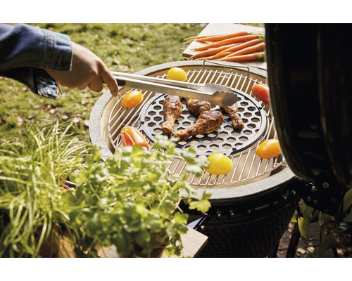 Grillszene mit Grill, Grillzange, Hähnchen und Gemüse