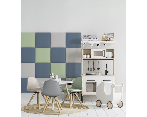 Salle de jeux pour enfants avec panneaux acoustiques, table, chaises, cuisine jouet et poussette jouet