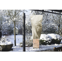 Paysage hivernal avec sac de protection des plantes pour protéger les plantes du gel