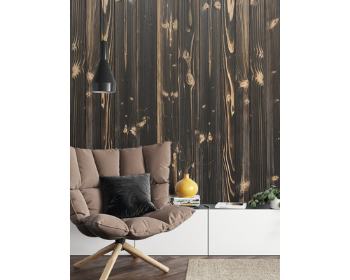 Salon avec fauteuil, lampe et lambris en bois