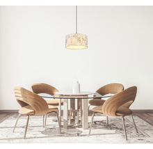Salle à manger avec table ronde en verre, quatre chaises et une suspension