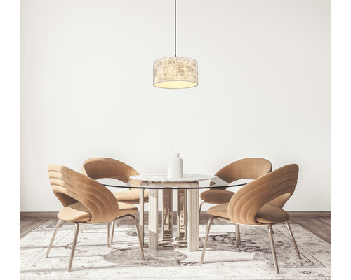 Esszimmer mit rundem Glastisch, vier Stühlen und einer Hängelampe