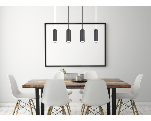 Salle à manger avec table en bois, chaises blanches et suspension grise