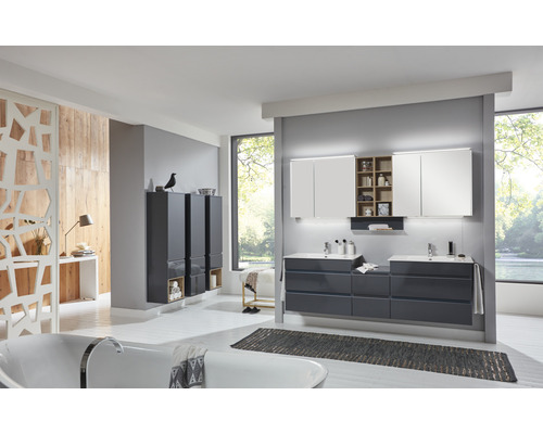 Modernes Badezimmer mit Waschtisch, Spiegelschrank und Hochschränken