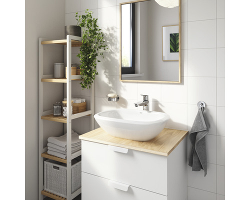 Badezimmer mit Waschtisch, Spiegel und Regal