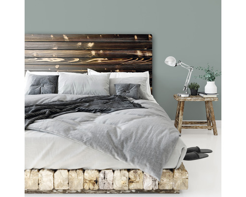 Chambre avec cadre de lit en bois, tête de lit et table de chevet