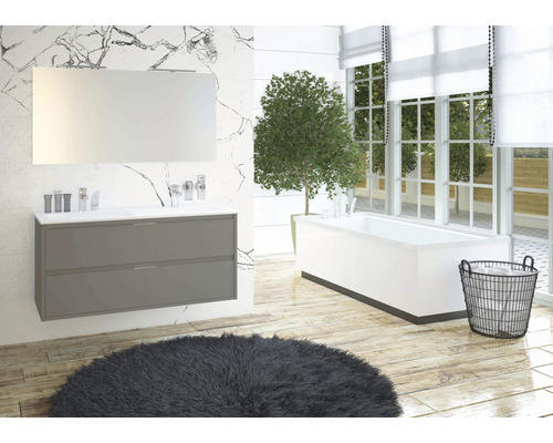 Salle de bains avec meuble sous-lavabo, miroir, baignoire et panier à linge