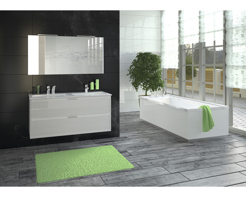 Salle de bains avec meuble-lavabo, miroir, baignoire et tapis