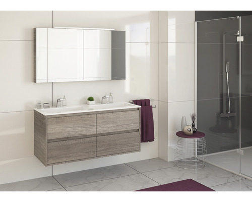 Badezimmer mit Waschtisch, Spiegel, Handtuch und Dusche