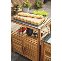 Chariot de grill avec planche à découper, accessoires et aliments à l''extérieur.