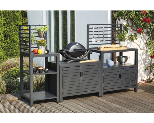 Grillküche mit Grill, Schränken und Regalen im Aussenbereich