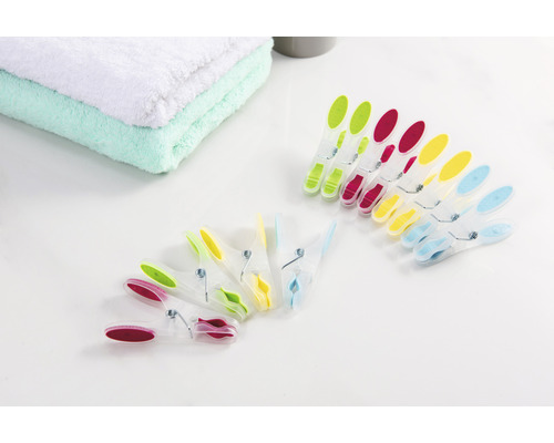 Pinces à linge multicolores à côté des serviettes