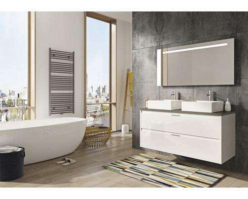 Salle de bain lumineuse avec baignoire, meuble-lavabo avec deux lavabos et sèche-serviettes