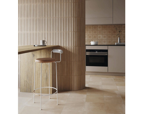 Cuisine claire avec tabouret de bar, revêtement mural à rainures et carrelage au sol