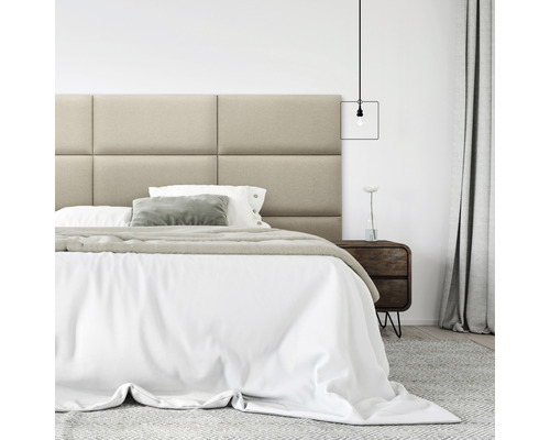 Schlafzimmer mit gepolstertem Kopfteil, Bett und Nachttisch