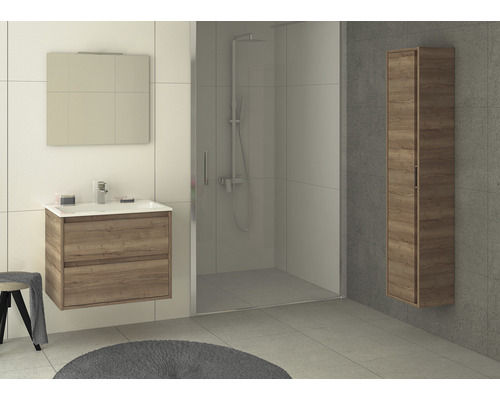 Badezimmer mit Waschtischunterschrank, Spiegelschrank, Duschkabine und Hochschrank.