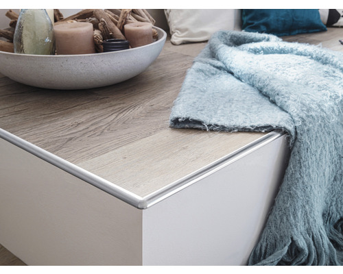 Vue détaillée d''un bord avec un profilé de finition sur une surface imitation bois