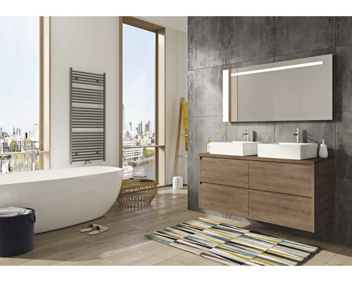 Modernes Badezimmer mit Badewanne, Waschtisch mit zwei Waschbecken und beheiztem Handtuchhalter