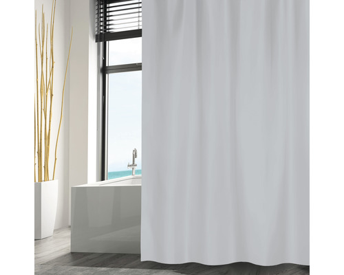 Scène de salle de bains avec baignoire et rideau de douche blanc