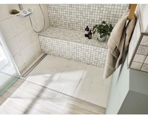 Salle de bains avec douche, banc, serviette et plante d''intérieur