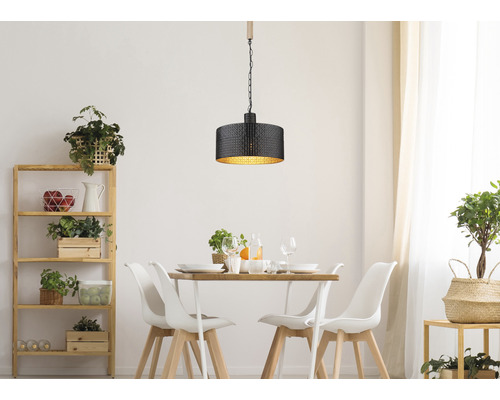Salle à manger avec table, chaises, étagère et une suspension au-dessus de la table.