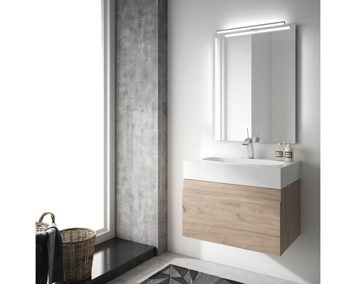 Salle de bain moderne avec lavabo, miroir et éclairage