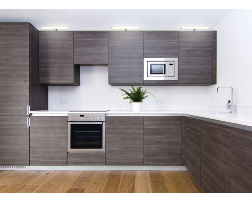 Cuisine moderne avec façades en bois, appareils intégrés et plante