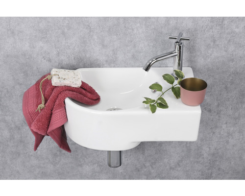 Aufnahme eines Waschbeckens mit Armatur, Handtuch, Seife und Dekoration