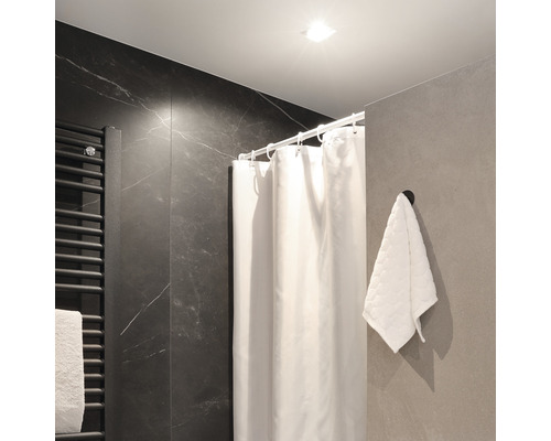 Badezimmer mit Duschvorhang, Handtuch und Handtuchwärmer