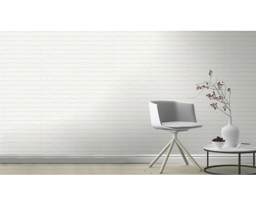 Heller Raum mit weisser Ziegelwand, Stuhl und Beistelltisch
