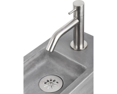 Lavabo en béton avec robinet