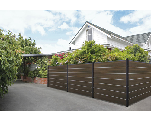 Sichtschutzzaun aus Holz und Metall im Aussenbereich