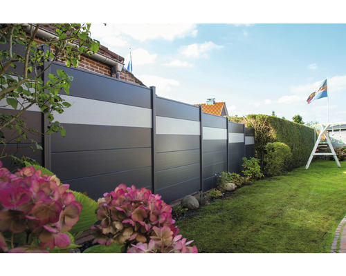 Vue du jardin avec un écran d''intimité moderne à rayures horizontales