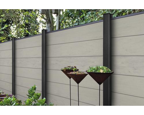 Gartenzaun aus WPC mit Pflanzenkübeln