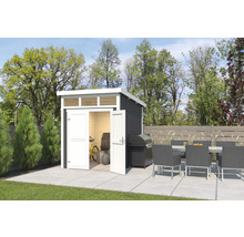 Scène de jardin avec abri de jardin aux portes ouvertes, barbecue et coin salon.