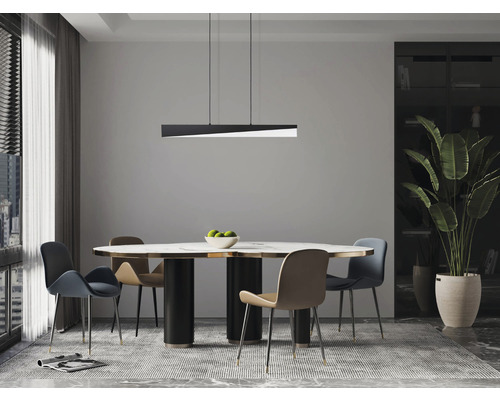 Esszimmer mit Esstisch, Stühlen und Pendelleuchte