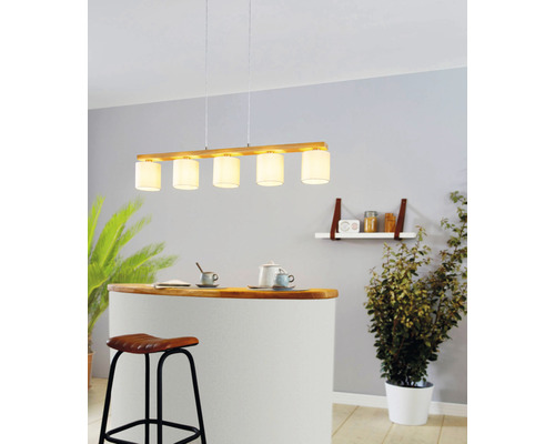 Hängelampe mit fünf Leuchten und Holzdetails über einer Küchentheke.