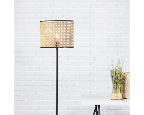Stehleuchte mit Lampenschirm aus Rattan und schwarzem Gestell