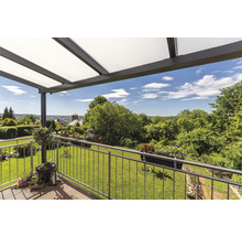 Terrasse mit Überdachung und Blick in einen grünen Garten.