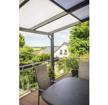 Überdachte Terrasse mit Tisch und Stühlen