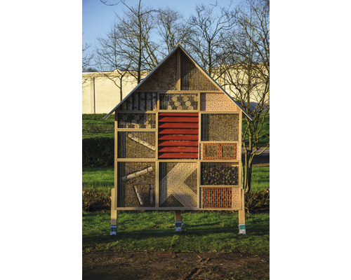 Hôtel à insectes en bois dans le jardin