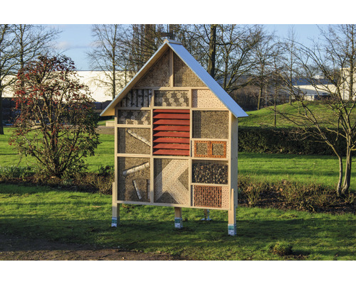 Hôtel à insectes dans le jardin avec différents matériaux de remplissage pour insectes