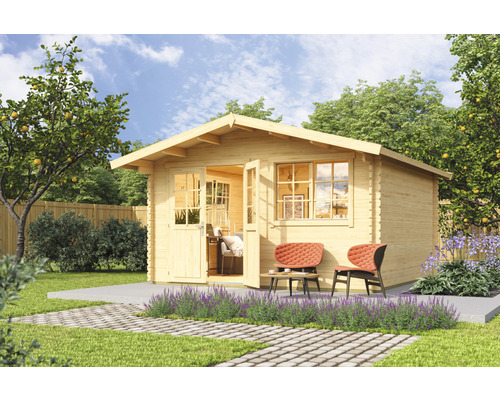 Gartenhaus Outdoor Life Norderney 3 inkl. Fussboden 444,6 x 480 cm natur Holzgartenhaus mit offenstehender Tür und zwei Stühlen im Garten.